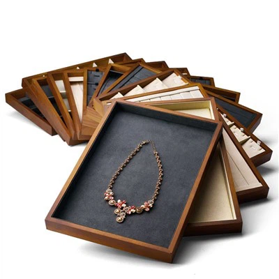 Подлога за приказ дрвене огрлице